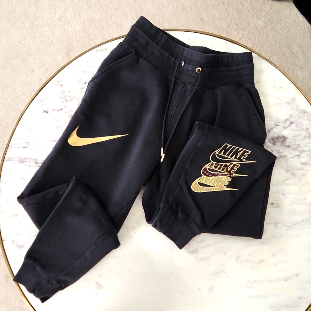 Nike joggers with pockets and drawstring waist. size s